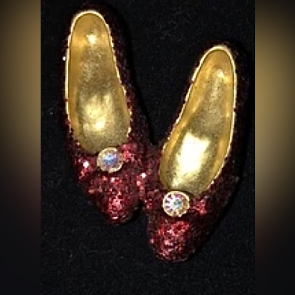 Wizard Of Oz Dorothy’s Ruby Slippers Brooch Pin 1”X 1 1/4” 1999 Sparkling + Gold